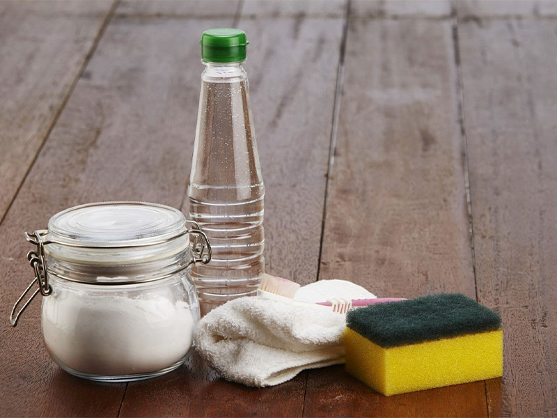 Соль и уксус можно использовать для очистки дорожки от пластилина