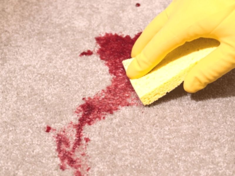 Удаление засохших пятен с ковра