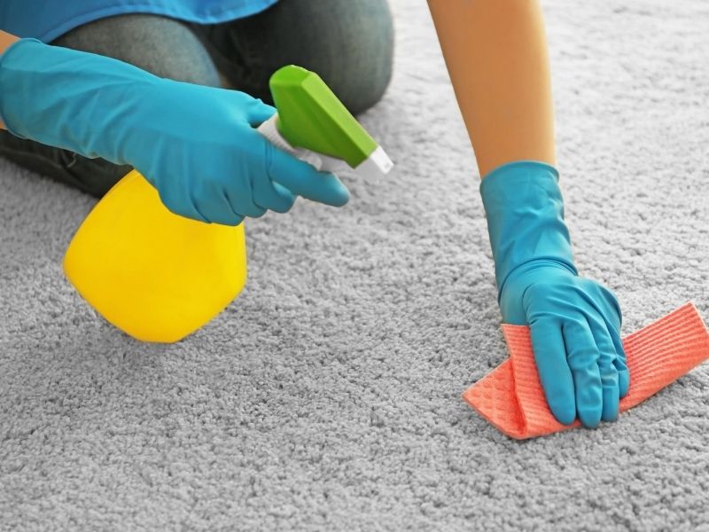 Проверка пятновыводителя на ковре